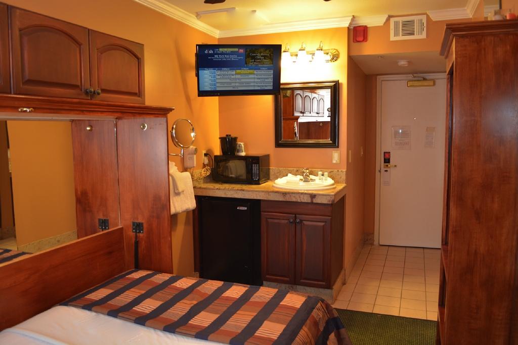 Pacific Euro Hotel - thumb 2