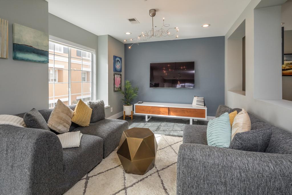 Posh Waterfront Home Condo Condo - thumb 0