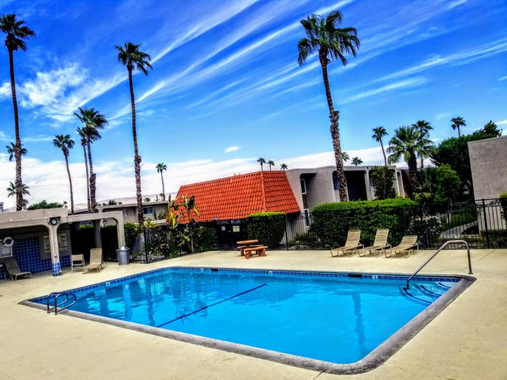 QUIET COZY, MINUTES TO DOWNTOWN, POOL/SPA - thumb 2