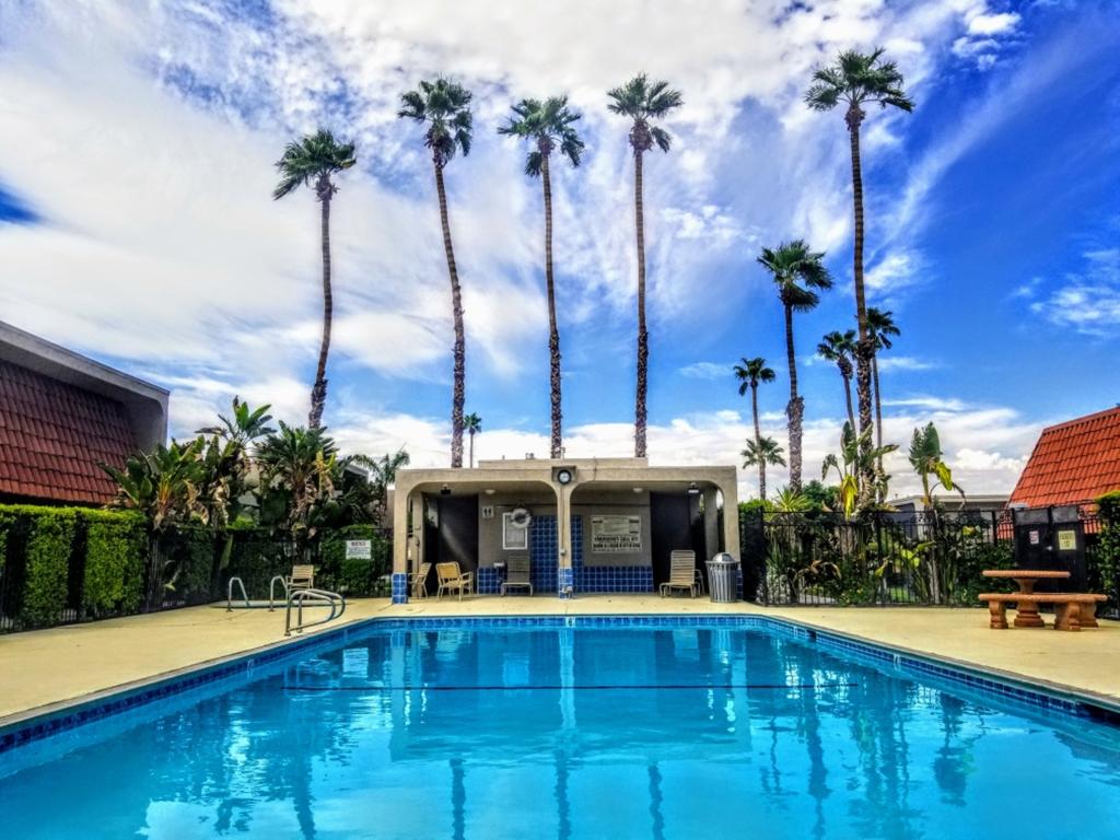 QUIET COZY, MINUTES TO DOWNTOWN, POOL/SPA - thumb 1