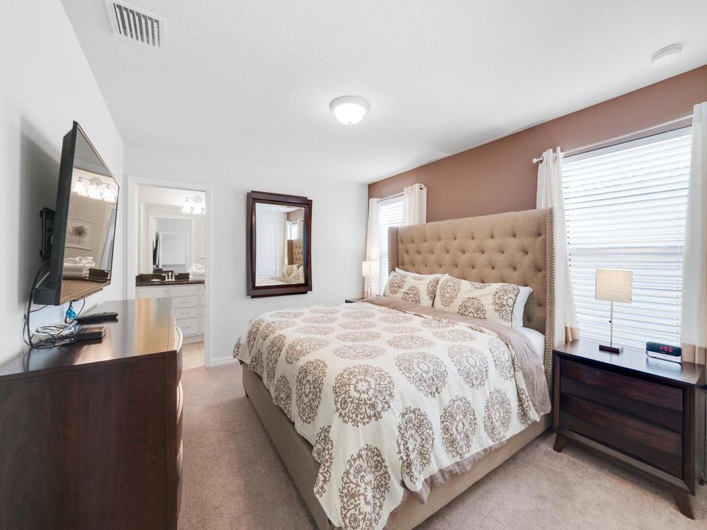 Spacious 8 Bedroom Home, Windsor At Westside - thumb 1