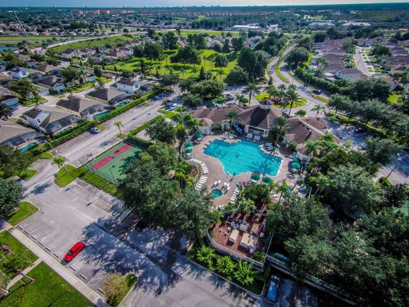 Stunning 4 Bedroom 3 Bath Pool Home In Windsor Palms Resort - thumb 0