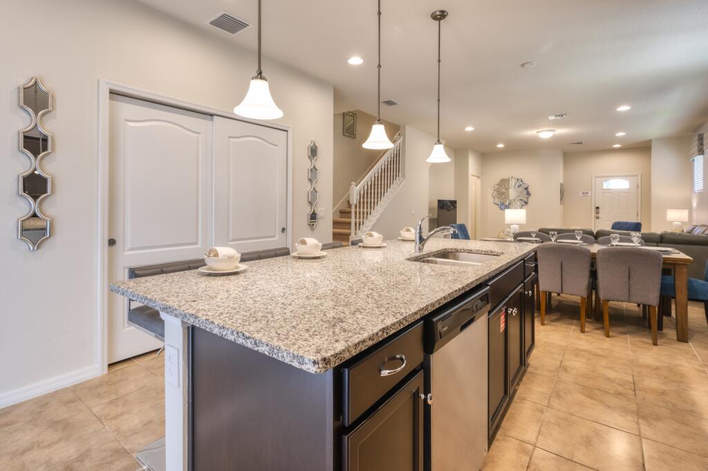 Stunning 5 Bedroom Home With Private Pool - thumb 3