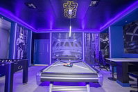 Super luxury 6 bedroom home with cinema and game room Accommodation Deal