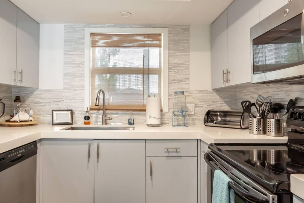 Villa San Souci (Waterfront W/ Outdoor Bar & BBQ) - thumb 1