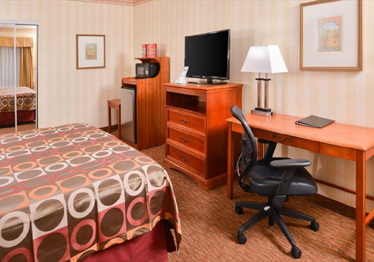 Best Western Plus Raffles Inn & Suites - thumb 3