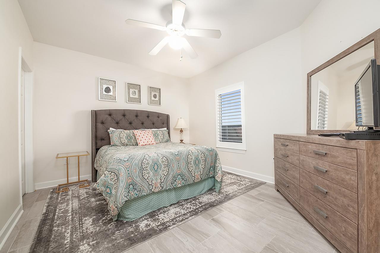 Admirals Quarters 802 - thumb 29