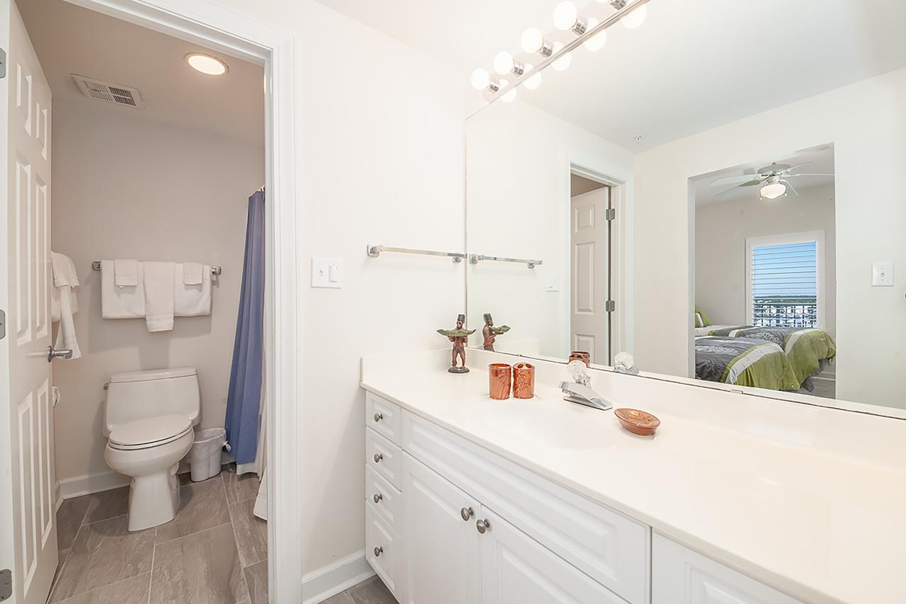 Admirals Quarters 802 - thumb 21