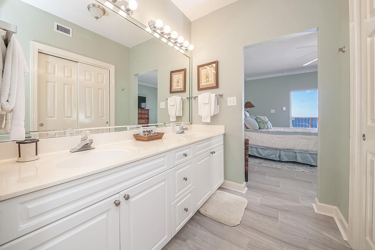 Admirals Quarters 802 - thumb 18