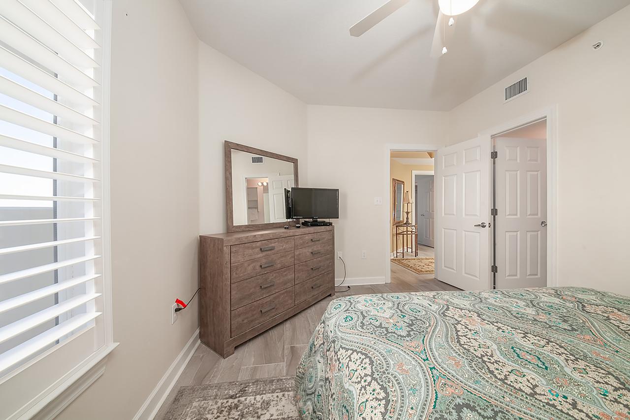 Admirals Quarters 802 - thumb 27