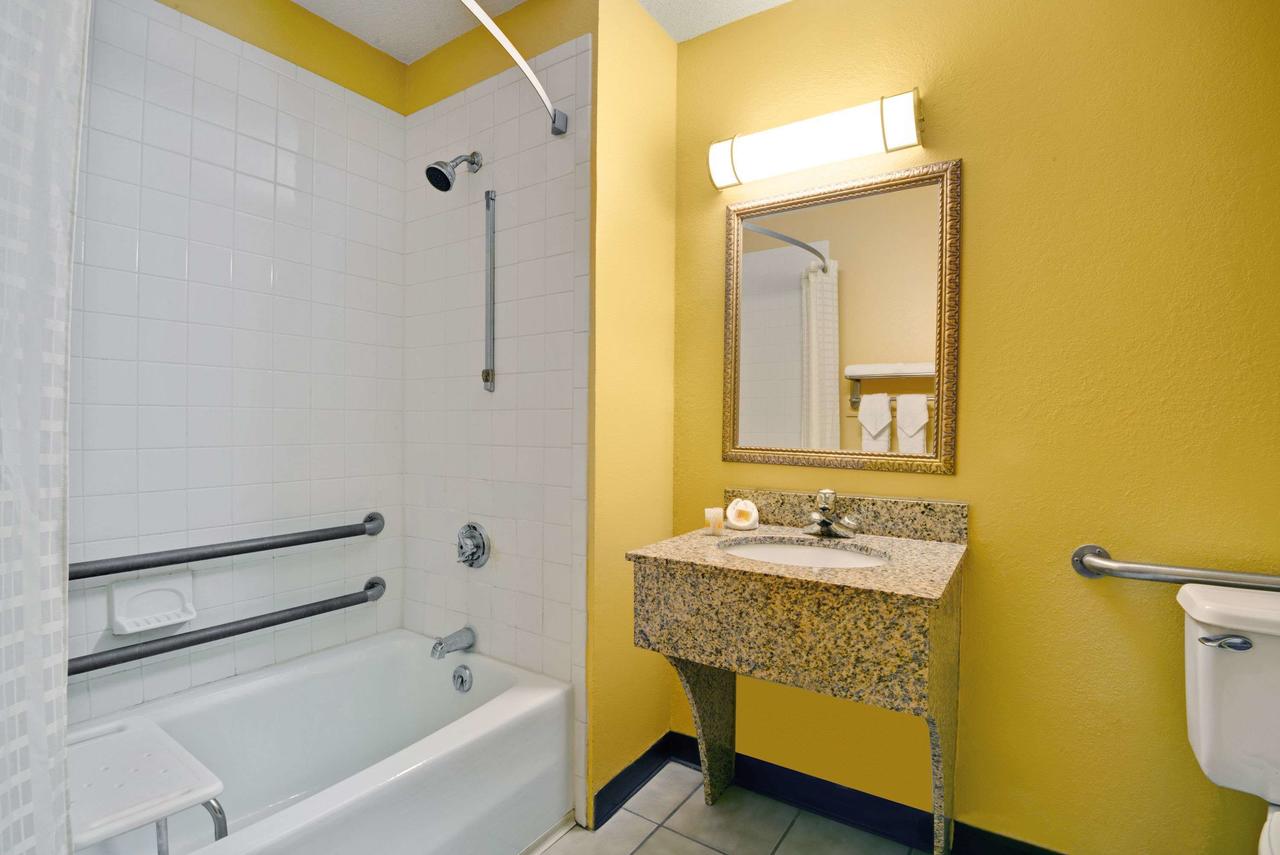 Days Inn By Wyndham Torrington - thumb 17