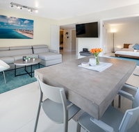 Prime location only steps to beach  FREE parking - Accommodation Deal